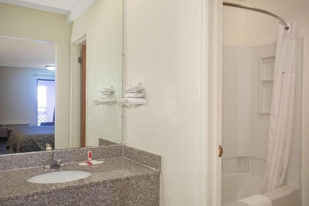 Economy Hotel Wichita- Florence St Екстер'єр фото
