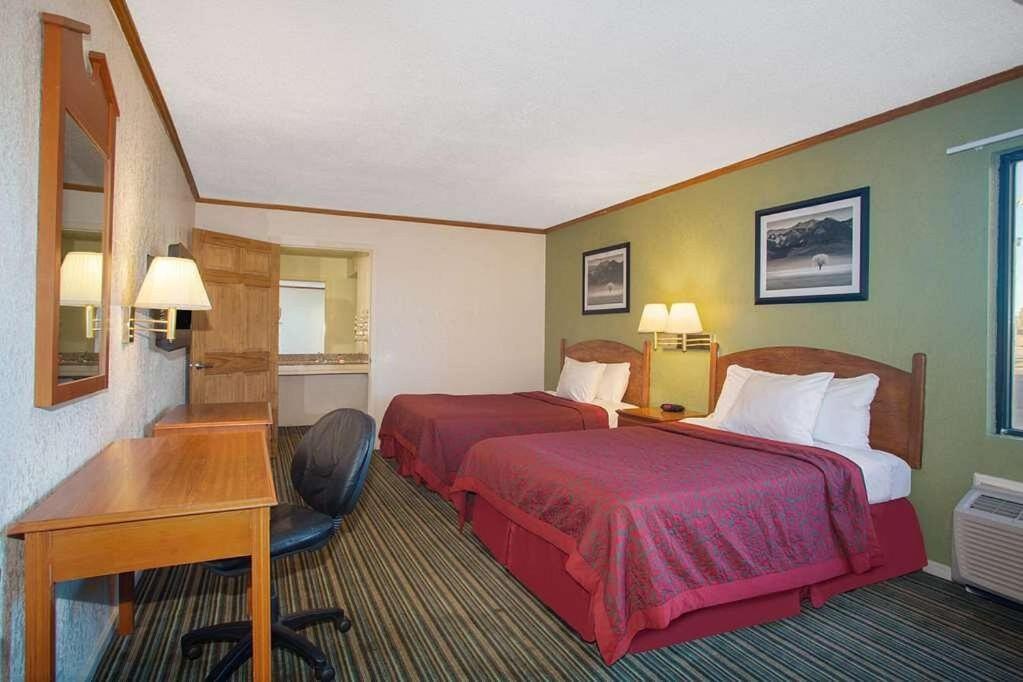 Economy Hotel Wichita- Florence St Екстер'єр фото